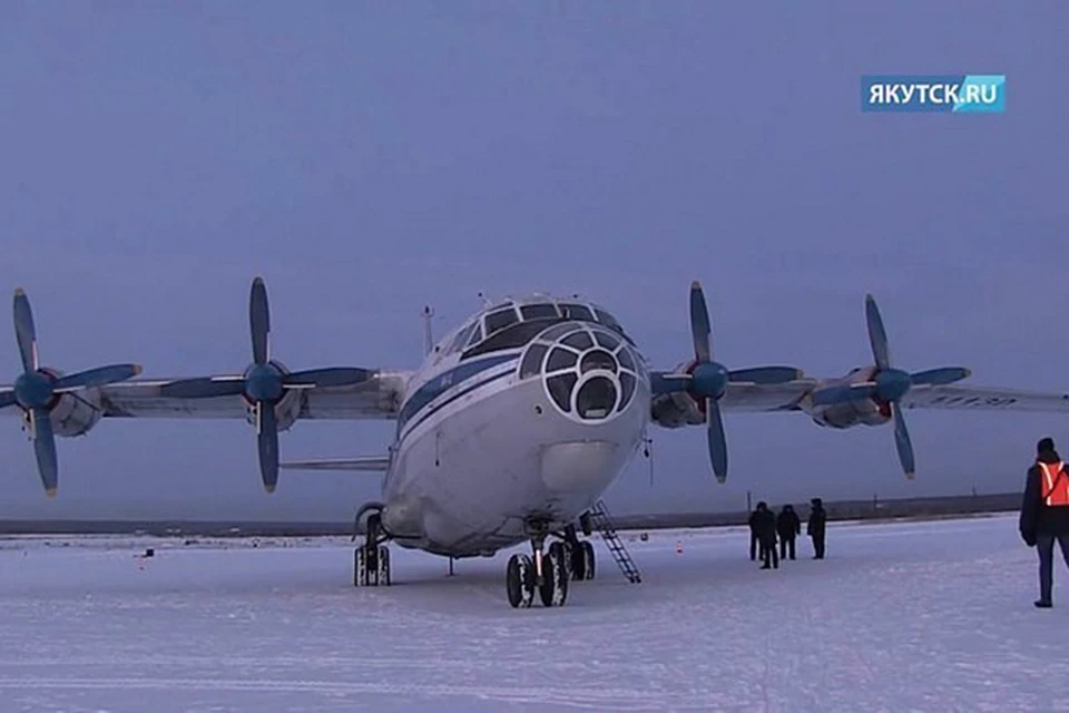 Высыпавшееся из самолета в Якутске золото собрали. Фото: стоп-кадр видео Якутск.ru