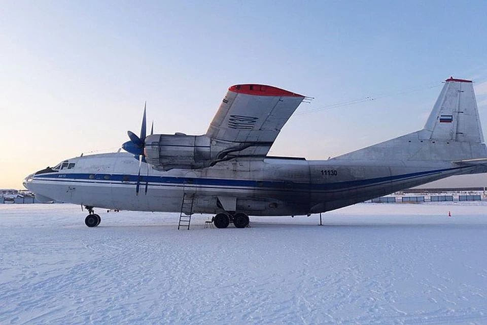 У АН-12 оторвало одну из створок грузового люка