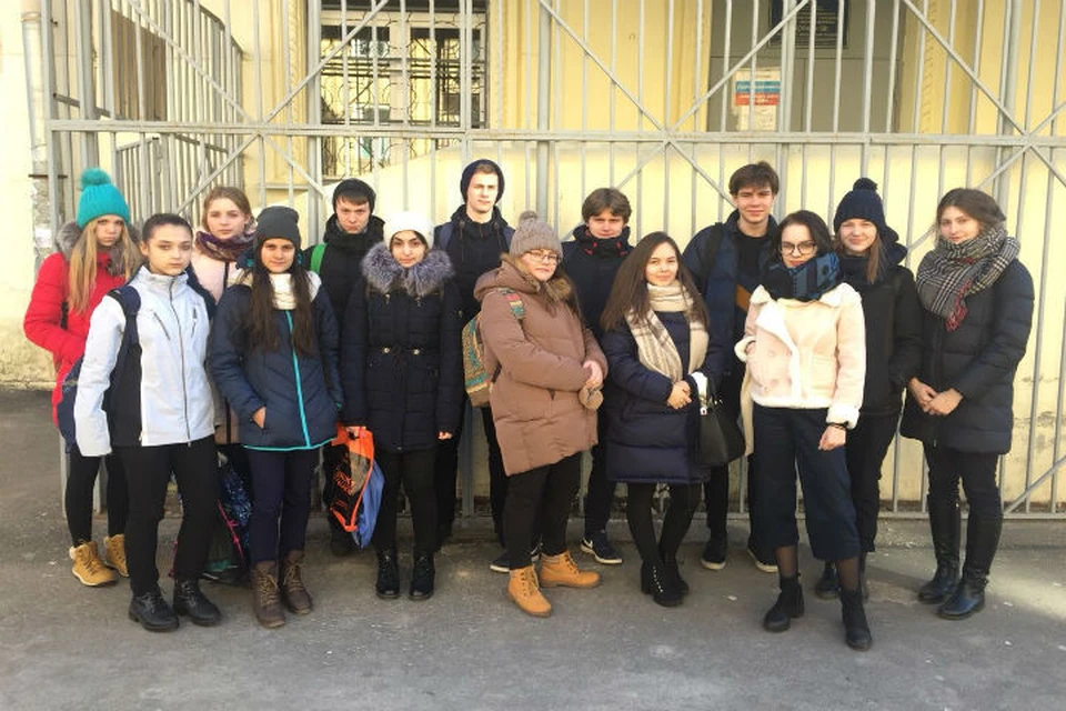 Выпускники и старшеклассники не хотят, чтобы Римму Владимировну увольняли. Фото: Никита Кузнецов