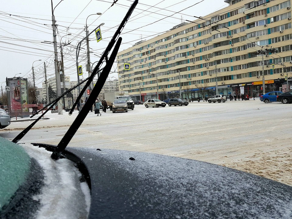 Автомобили, тротуары, светофоры - все покрылось ледяной глазурью