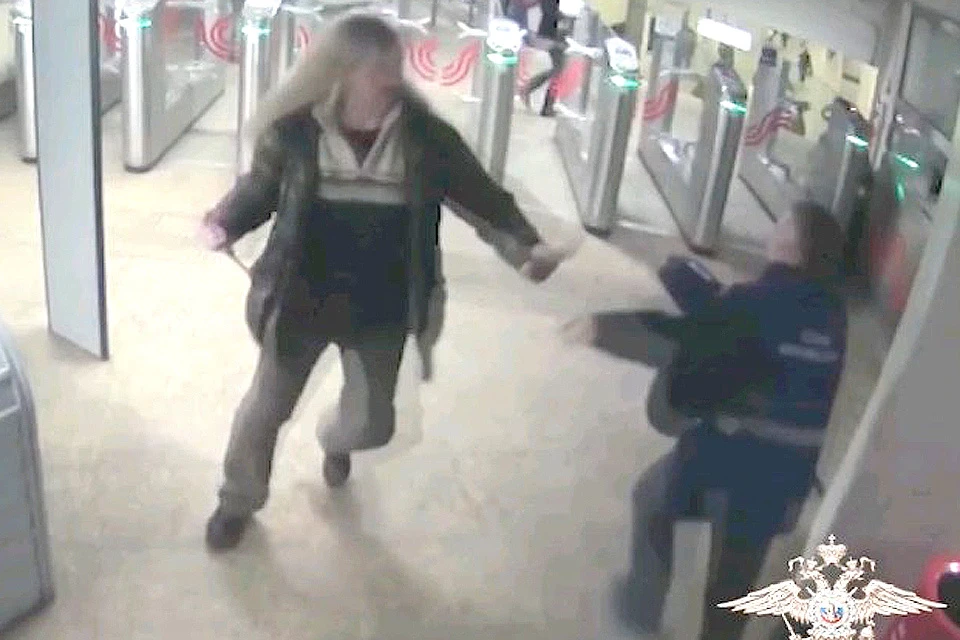 Услышав просьбу показать рюкзак, пассажир метрополитена набросился на охранника с ножом.