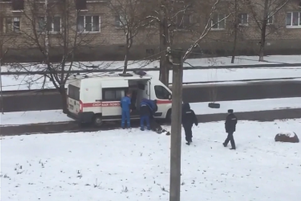 Мужчину взяли за руки и протащили по снегу. Фото: скриншот видео.