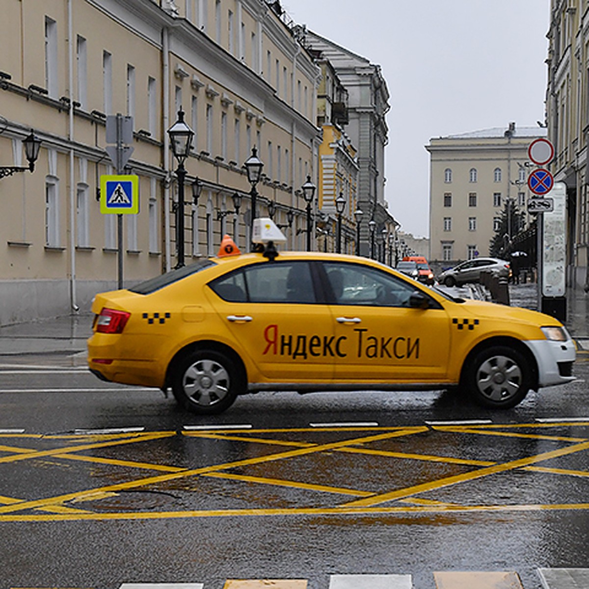 Жители Москвы чаще всего вызывают такси до аэропортов, Ленинградского  вокзала и делового центра «Москва-Сити» - KP.RU