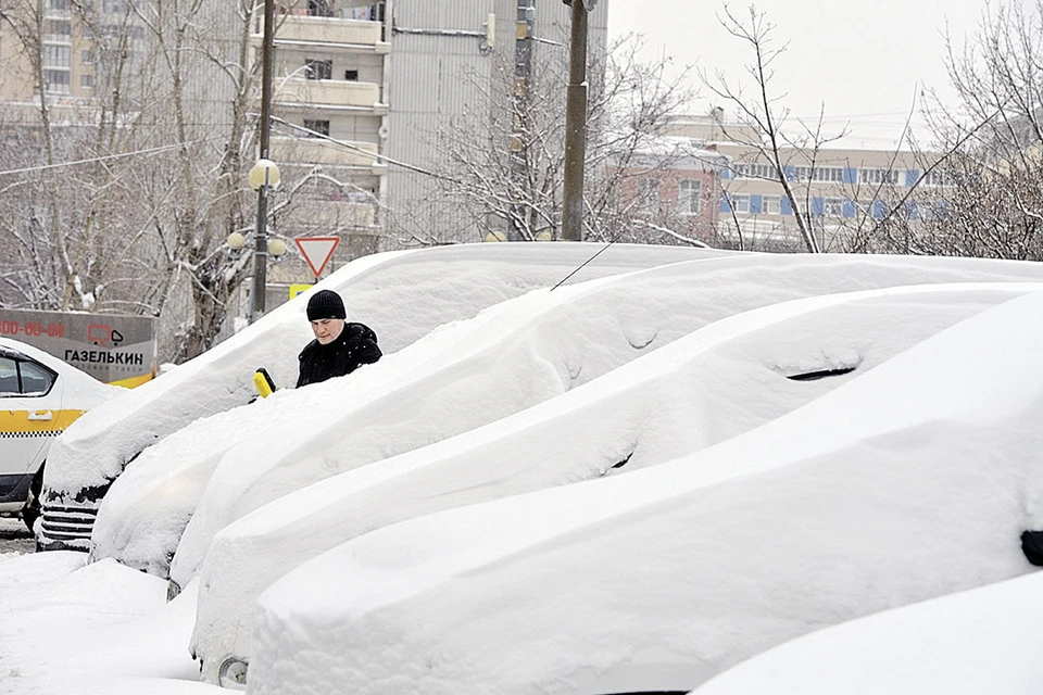 - Вот почему Пушкин зиму любил? Потому что ему не приходилось машину из-под снега выкапывать!