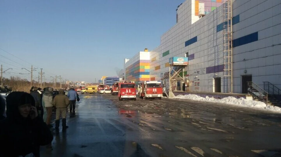 В Белгороде ликвидировали пожар в торговом центре «Спутник Дом». Фото @mdpsbelgorod
