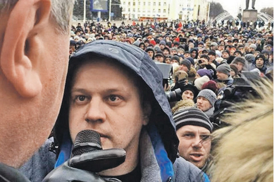 На траурную акцию вышли несколько тысяч человек. На первом плане - Игорь Востриков, потерявший всю семью. Фото: instagram.com/aavst