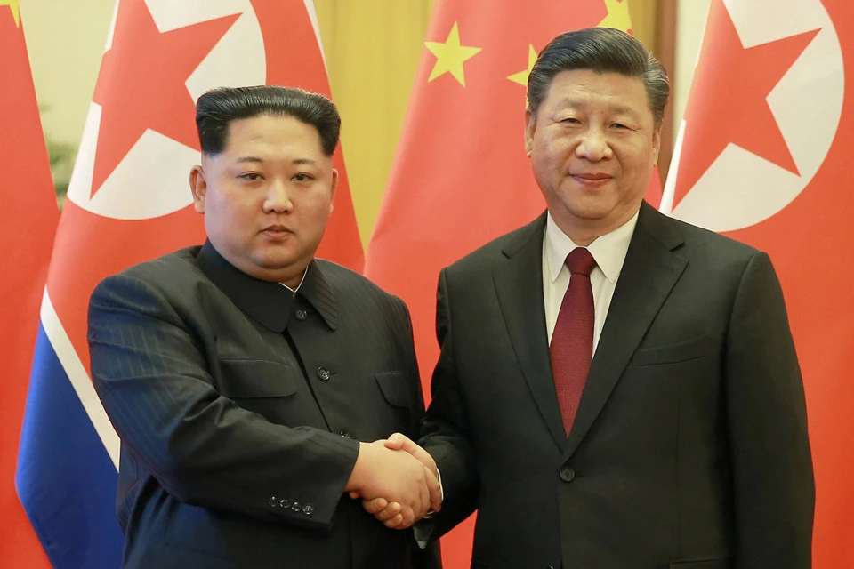 Ким Чен Ын провел в Пекине переговоры с руководством Китая. На фото - протокольный снимок с руководителем КНР Си Цзинпином.