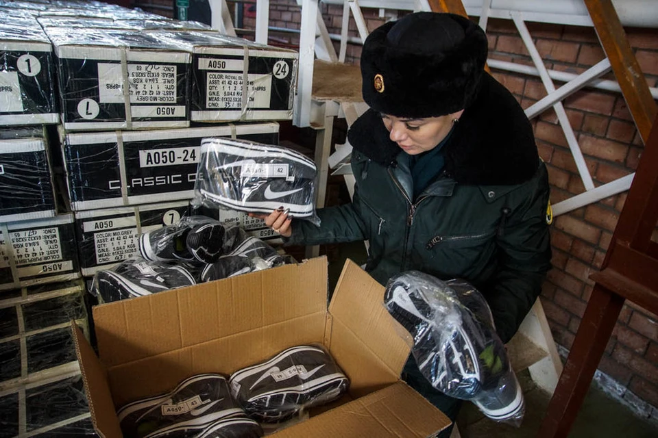 Сейчас 32 тысячи пар кроссовок томятся на складе