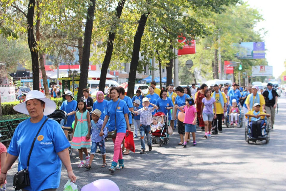 Ежегодно дети и родители проводят пеший марш, посвященный Дню распространения информации об аутизме.