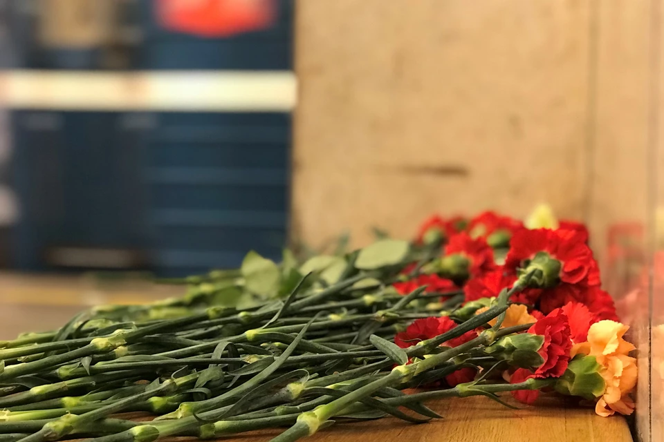 Ровно год после трагедии. Горожане несут в метро цветы.