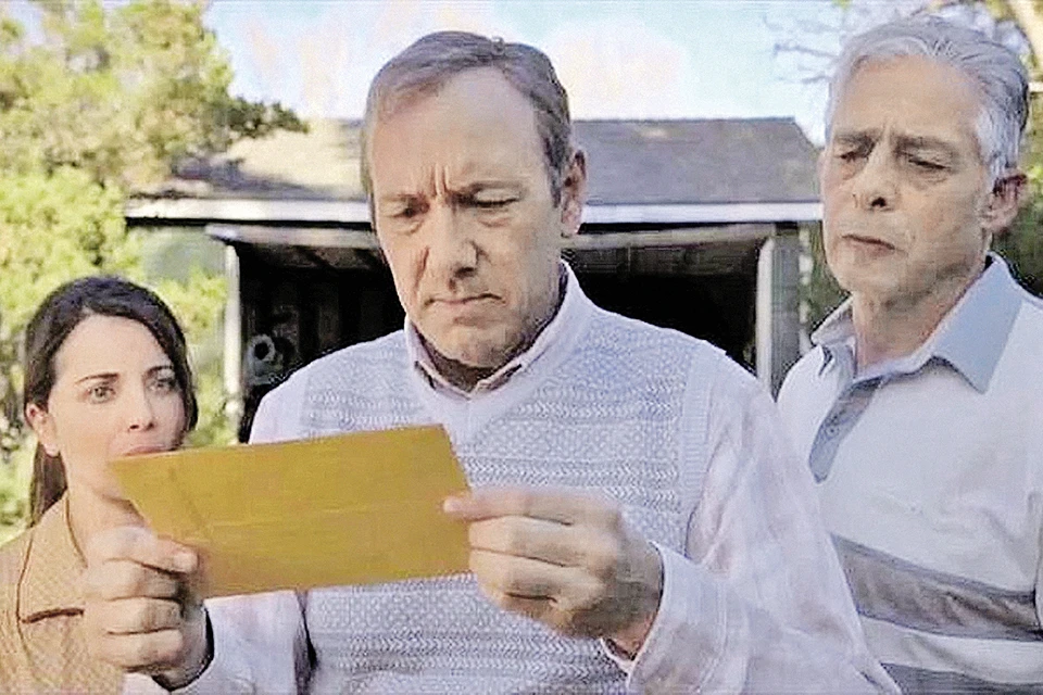 Кадр из голливудского фильма «Конверт»: писатель Евгений Петров (Кевин Спейси) с загадочным конвертом в руках.