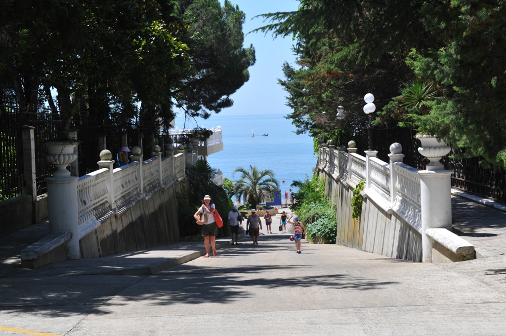 На море едут не только отдыхать, но и лечиться.