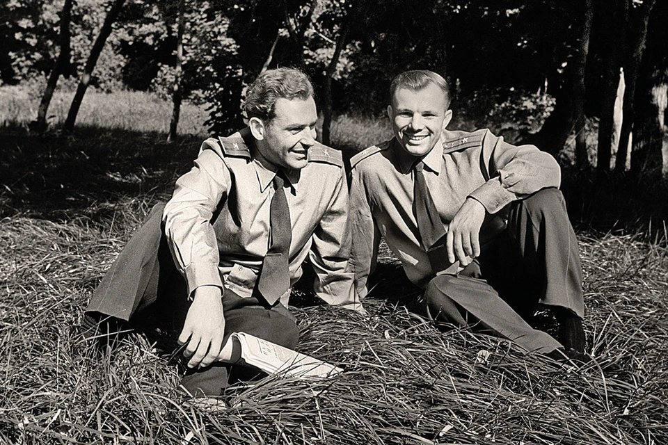 Юрия Гагарина и Германа Титова называли звездными братьями. Фото сделано в Звездном городке. 1961 год. Фото: TASS