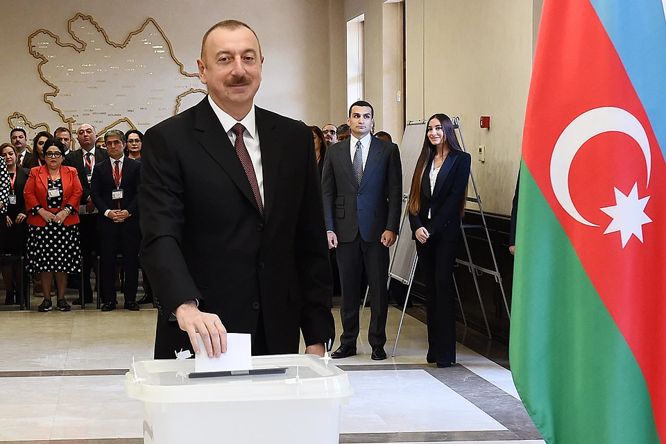 Ильхам Алиев на избирательном участке.