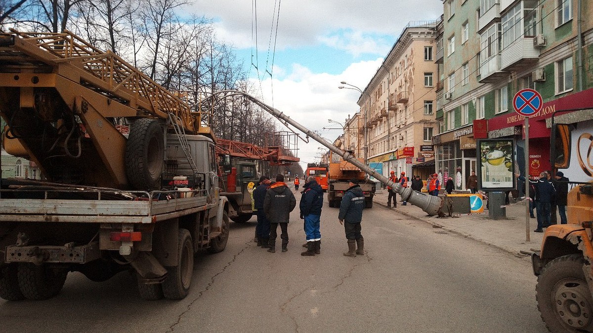 Фонарный столб, который чуть не рухнул на Комсомольском проспекте, убрали -  KP.RU