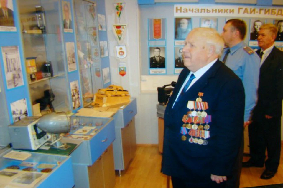 Валерий Криницын в музее ГИБДД рассматривает легендарные разработки кировского ведомства. Фото: предоставлено УГИБДД УМВД по Кировской области