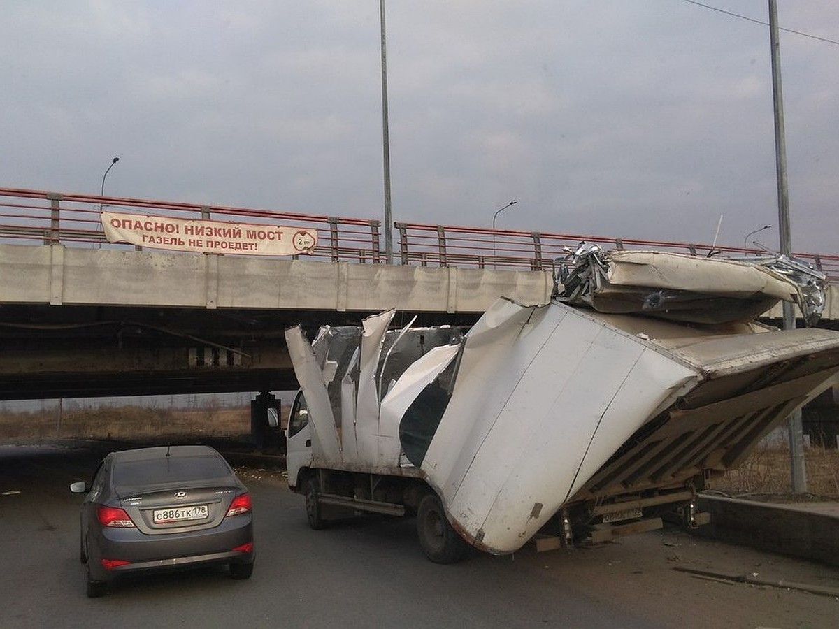 Под «Мостом глупости» в Санкт-Петербурге застрял 146-й грузовик - KP.RU