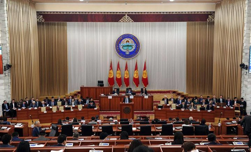 Впервые в истории Кыргызстана депутаты выразили вотум недоверия правительству.