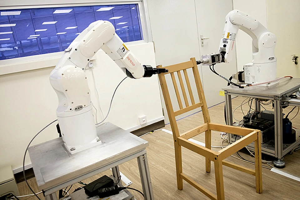 Пока роботы могут собирать только стул, который крепится вместе с деревянными штифтами