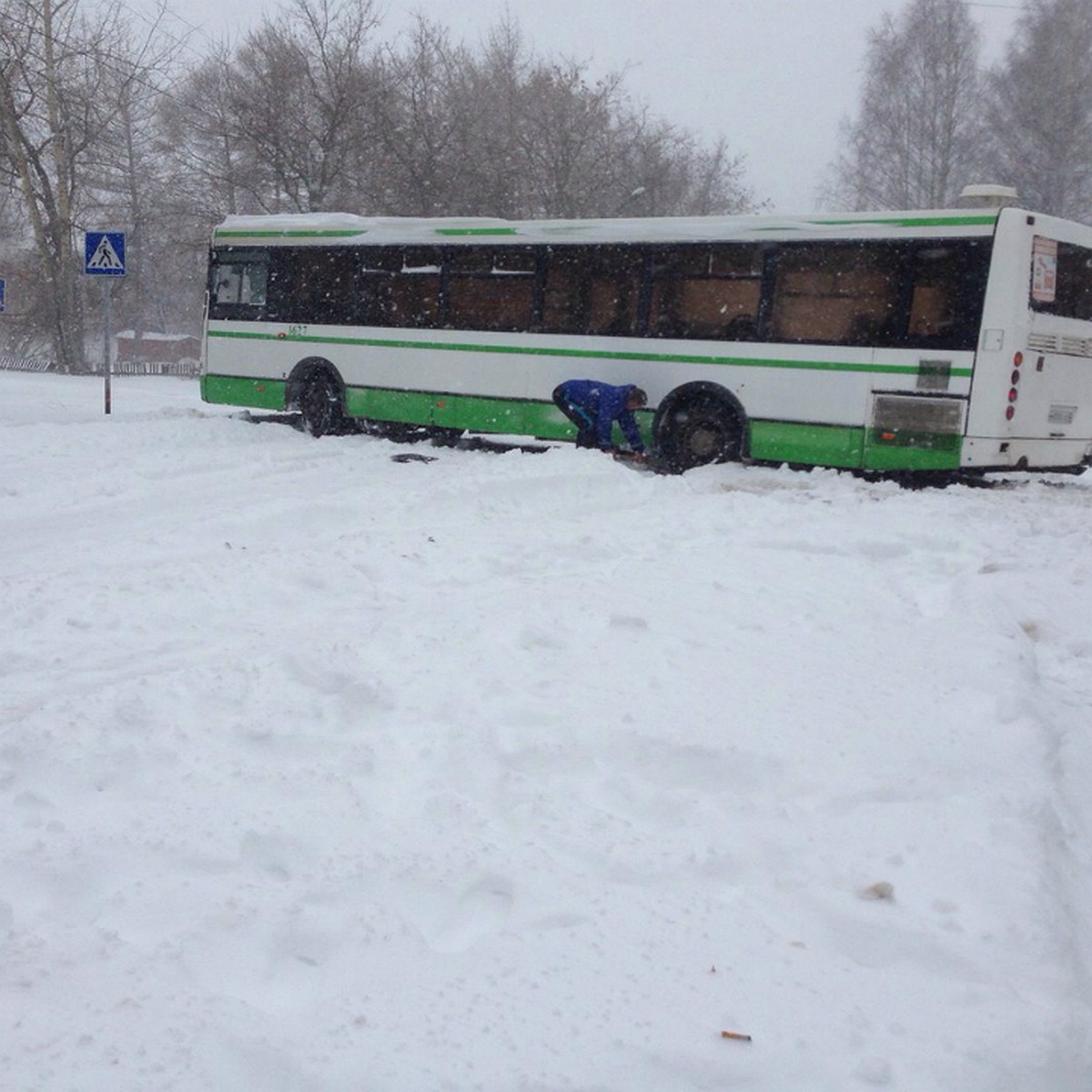 В конце апреля Киров утонул в снегу: водители выкапывают машины из  сугробов, а пассажиры выталкивают буксующие автобусы - KP.RU