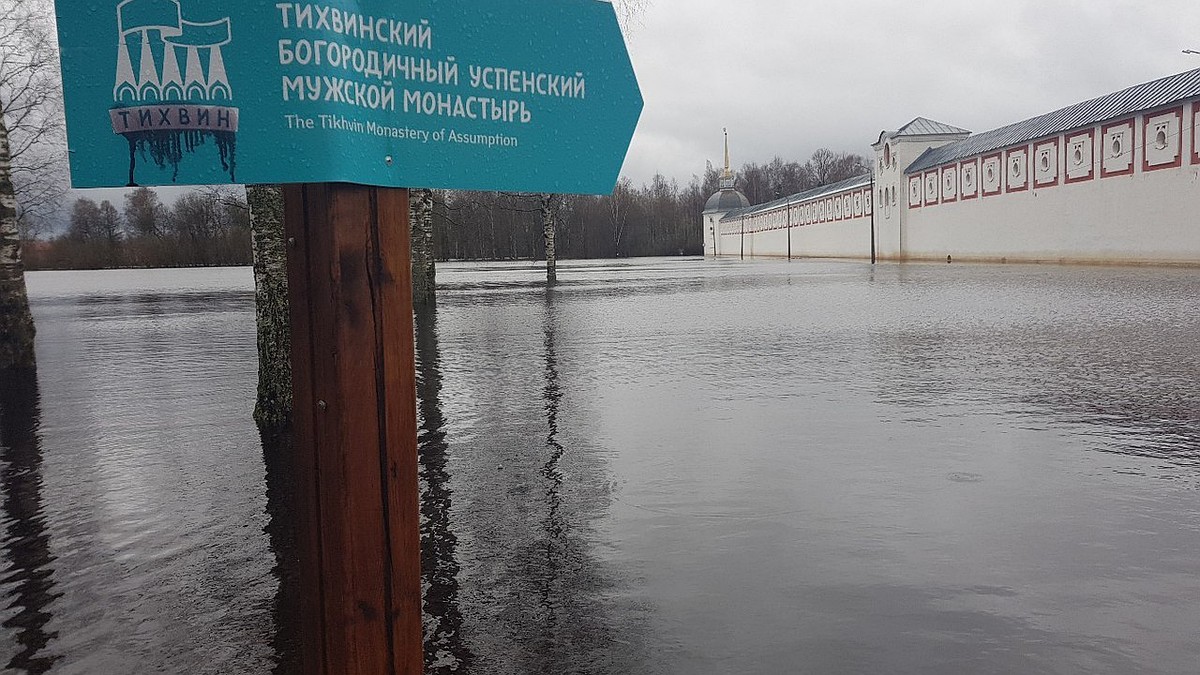 В Тихвине «большая вода» подтопила древние монастыри - KP.RU