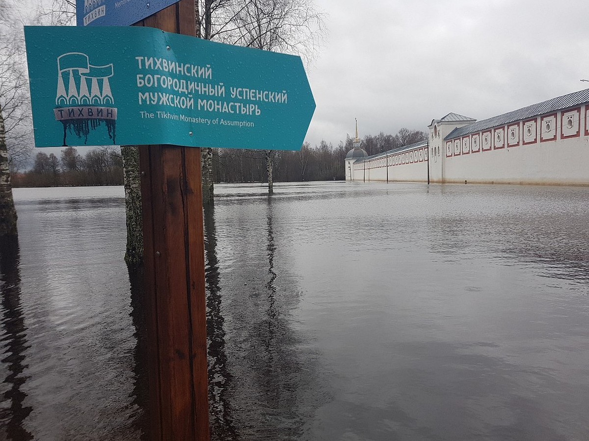 В Тихвине «большая вода» подтопила древние монастыри - KP.RU