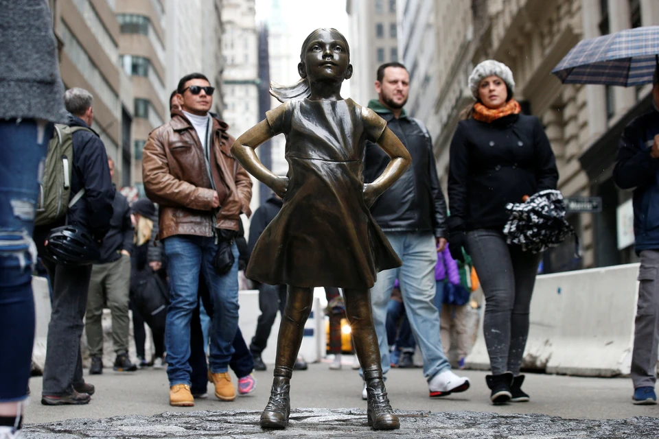 Cкульптура маленькой девочки была установлена у здания Нью-Йоркской биржи чуть больше года назад