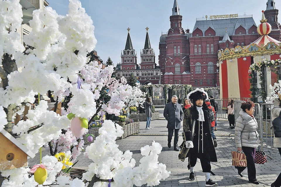 Уличные фестивали - это еще и пополнение городского бюджета. К примеру, за счет проведения фестивалей в экономику Москвы поступает порядка 700 миллиардов рублей в год.