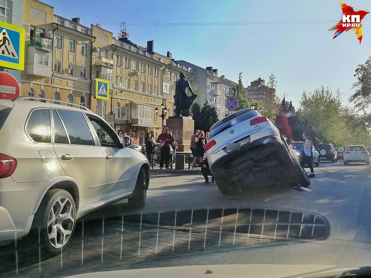 В Ростове-на-Дону на Пушкинской иномарка на ходу провалилась под землю -  KP.RU