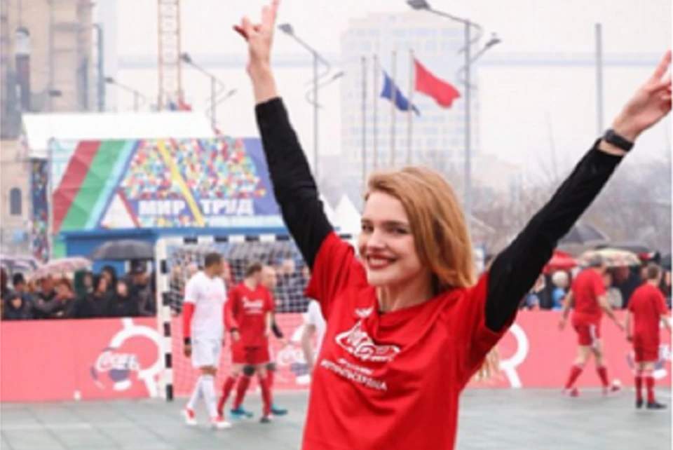 Наталья Водянова выбежала на поле в красных трусах Соцсеть