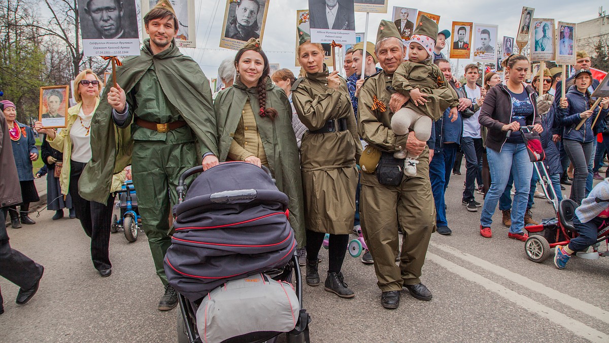 Бессмертный полк – 2018 в Уфе: где пройдет шествие, где заказать  транспарант и как сделать его самостоятельно - KP.RU