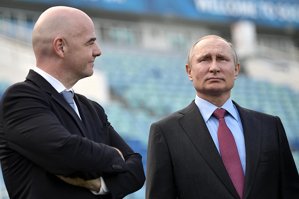 Владимир Путин и президент ФИФА Джанни Инфантино на стадионе Фишт в Сочи.