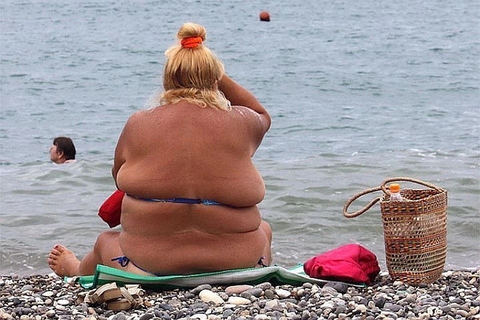 На пляже толстые