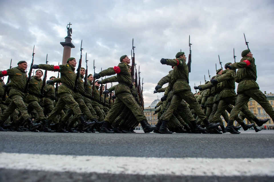 Из-за репетиции парада Победы в Санкт-Петербурге ограничат движение в центре города.