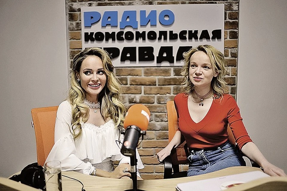 Историей взаимоотношений с 82-летним актером Виталина поделилась со своей приятельницей, певицей Анной Калашниковой (слева) в эфире Радио "Комсомольская правда"
