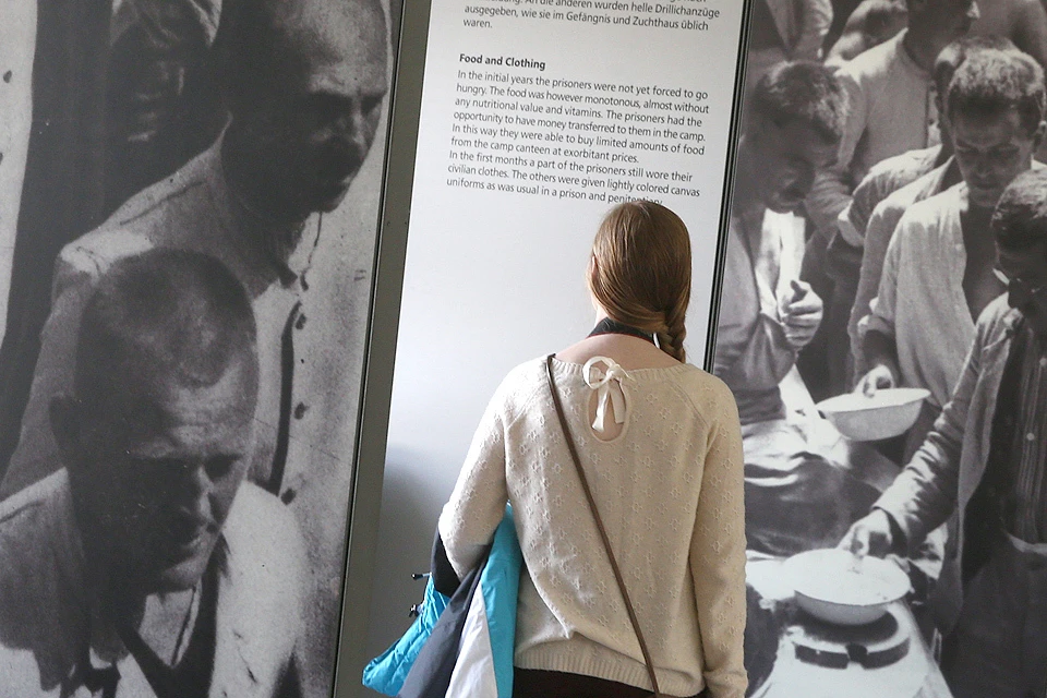 Посетительница экспозиции мемориального комплекса бывшего концентрационного лагеря Дахау. Фото ИТАР-ТАСС/ Станислав Красильников