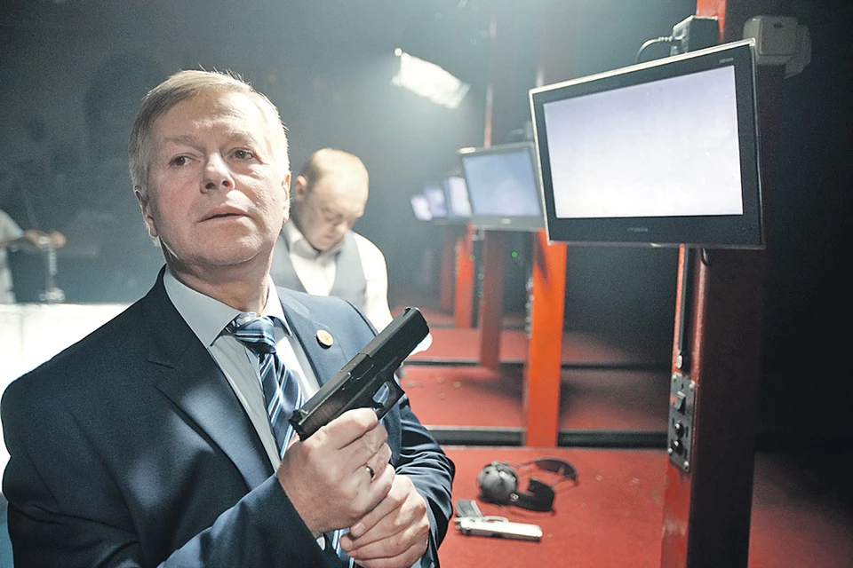 Герой Игоря Ливанова - дипломат-интеллектуал. Но и с оружием умеет обращаться. Фото: НТВ
