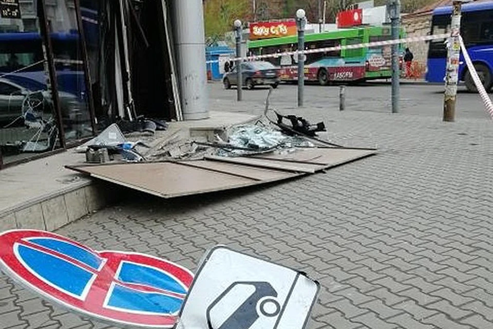 Пьяный водитель врезался в здание торгового центра в Иркутске. Фото: соцсети