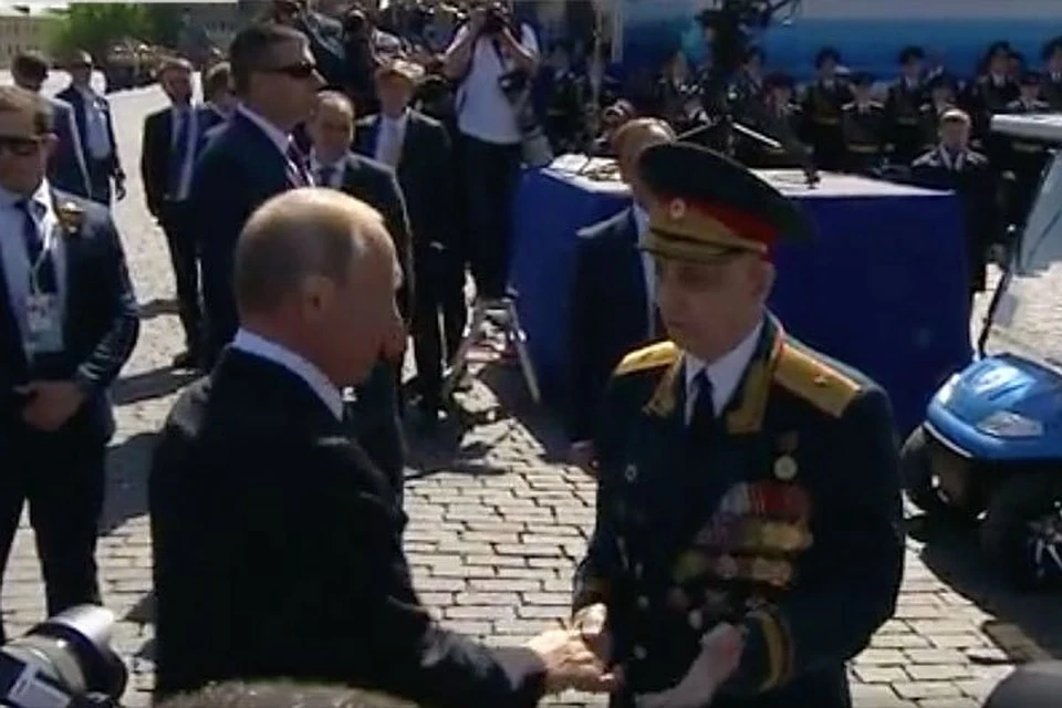 Путин пригласил ветерана пойти вместе с ним на церемонию в Александровский сад. Фото: скриншот с видео
