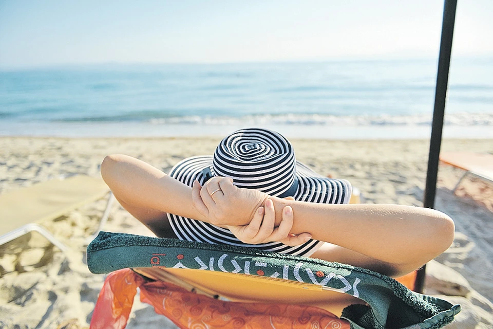 Туту отдых. Красивые туристки на мре. Девушка с надувным матрасом на фоне пляжа.