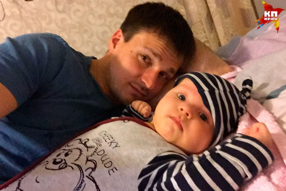 Карапуз заметно прибавил - у него появились складки, как у хомяка, взгляд становится все серьезнее, а в его «угуканье» мне слышится, как он говорит свое первое слово - «папа».