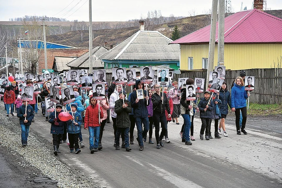 Жители Листвянского прошли с «Бессмертным полком» по главной улице села, запевая «Катюшу».