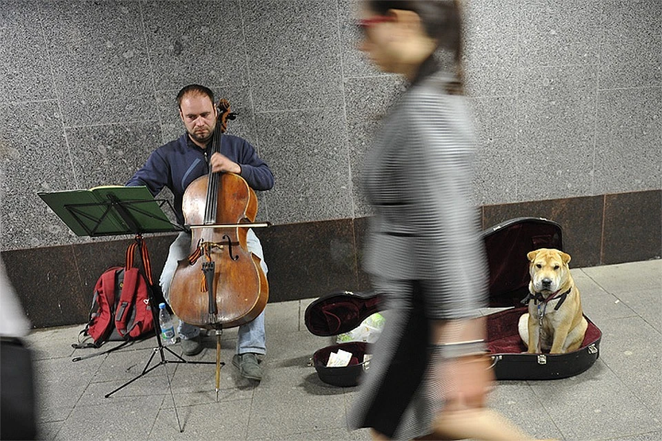 Каких только музыкальных инструментов не встретишь в метро