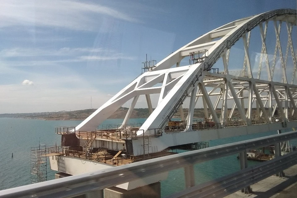 Проезжающим отлично видны работы по строительству железнодорожной части моста