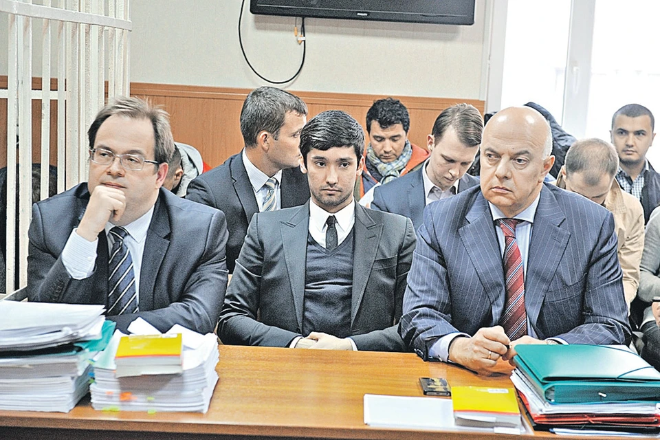 На заседания по делу о гонках на «Гелендвагене» Руслан Шамсуаров (в центре) ходил под надежной защитой адвокатов.