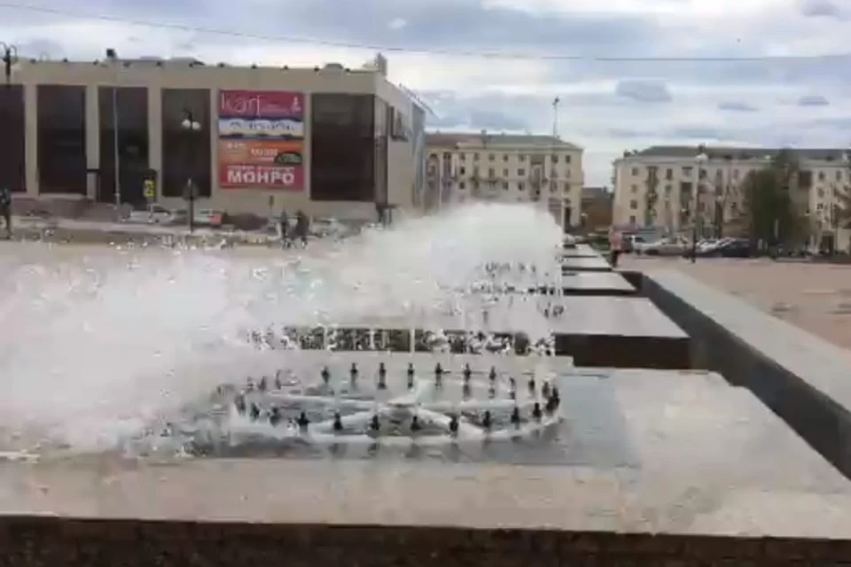 Ураган в Березниках сбивал струи фонтана на городской площади. Фото: ВК "Типичные Березники".