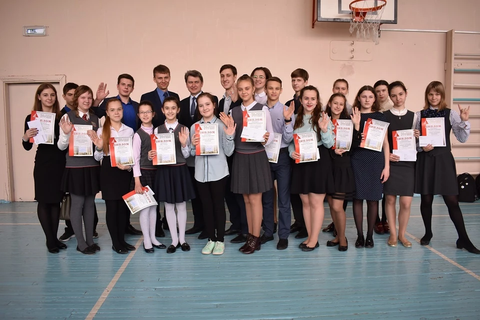 Почетную награду вручили 25 ученикам школы № 8. Предоставлено Советом депутатов города Новосибирска