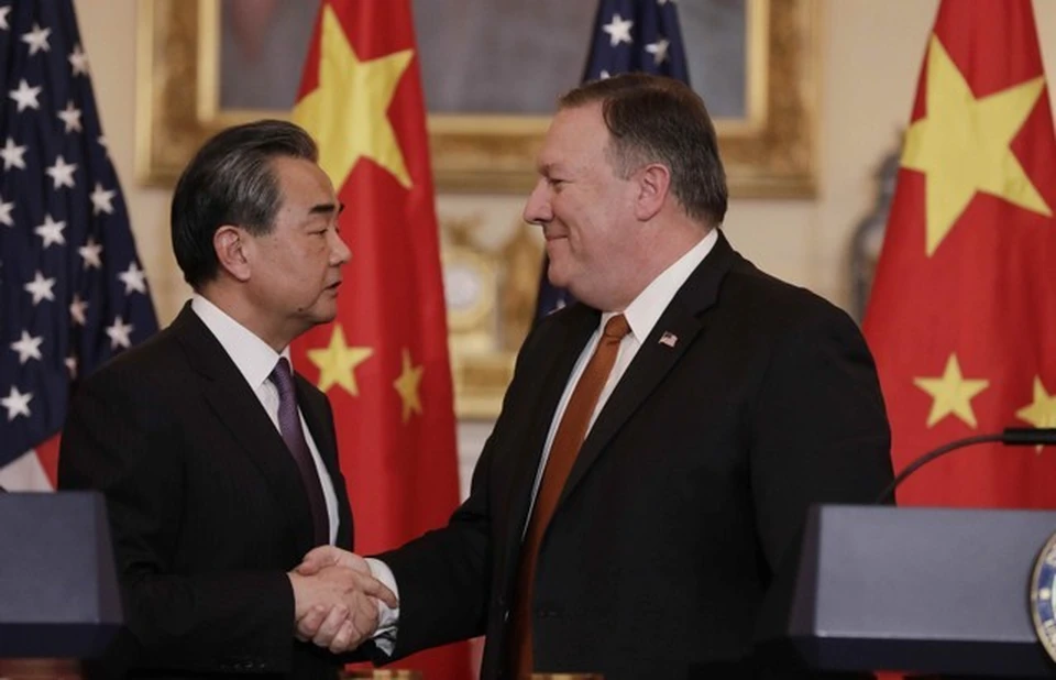 Министр иностранных дел Китая Ван И пожимает руку госсекретарю США Майку Помпео на встрече в Вашингтоне