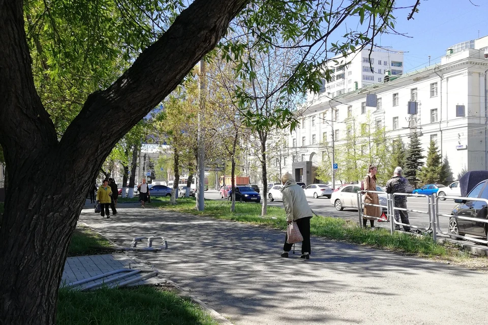 Сразу две секции улетели на тротуар. Фото: Кира Тулунина-Хрусталева.