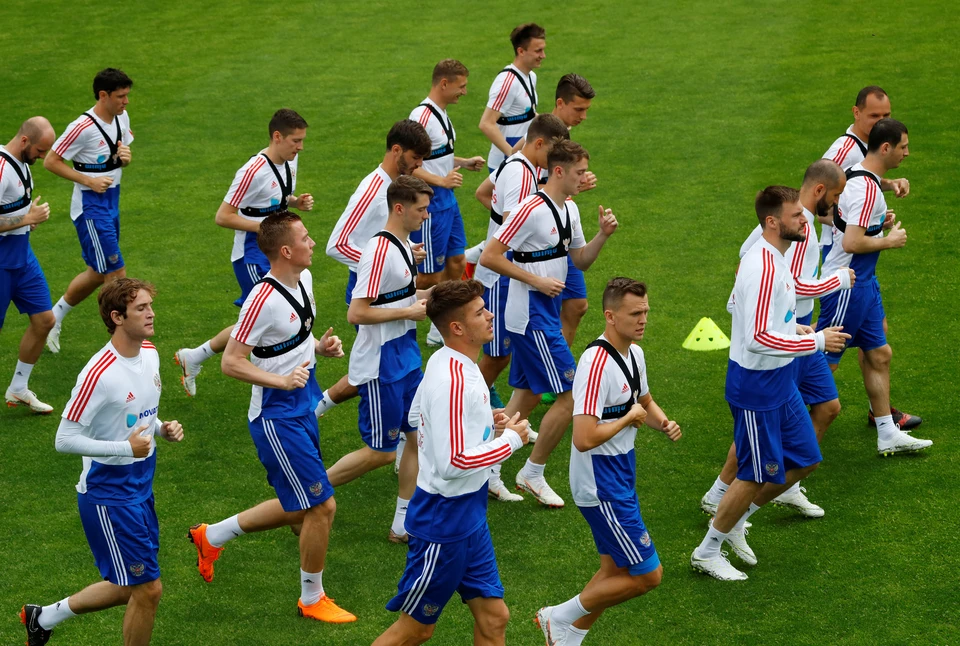 Сборная России по футболу продолжает готовиться к чемпионату мира в Австрии.
